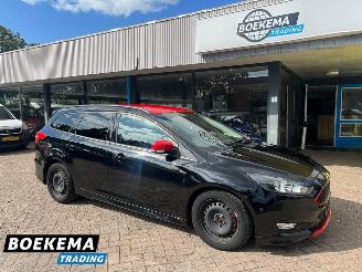 krockskadad bil auto Ford Focus Wagon 1.5 Black Edition 150PK Navigatie Climate Cruise 2015/10