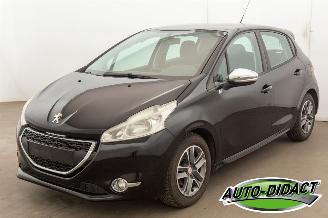 krockskadad bil auto Peugeot 208 1.2 Airco 2013/12