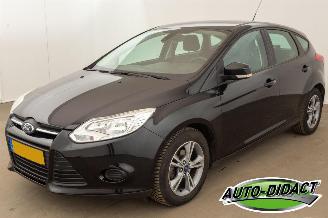 Damaged car Ford Focus 1.0 EcoBoost Airco Navi Edition 2014/4