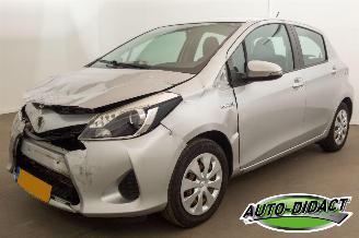 damaged passenger cars Toyota Yaris 1.5 Full Hybrid Automaat Navi Camera 2012/11