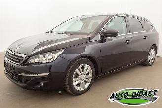Vaurioauto  passenger cars Peugeot 308 1.6 Active Clima Navi Camera Pano 2015/9