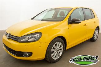 Damaged car Volkswagen Golf 1.6 TDI Automaat Navi Clima 2011/11