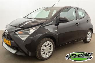 krockskadad bil auto Toyota Aygo 1.0 VVT-i 69.877 km NAP Camera Clima X-Play 2020/11