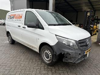 krockskadad bil bedrijf Mercedes Vito 110CDI 2022/8
