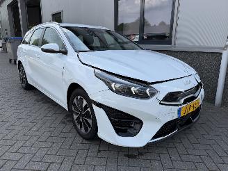 damaged passenger cars Kia Ceed 1.6 GDI PHEV DynamicLine Sportswagon 2022/6