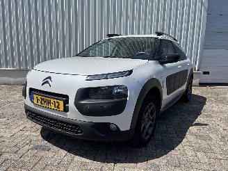 skadebil auto Citroën C4 C4 Cactus (0B/0P) Hatchback 5-drs 1.2 PureTech 82 12V (EB2F(HMZ)) [60k=
W]  (09-2014/...) 2015/1
