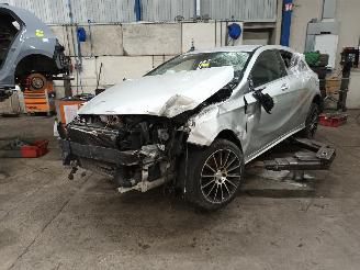 Dezmembrări autoturisme Mercedes A-klasse A (W176) Hatchback 1.6 A-180 16V (M270.910) [90kW]  (09-2012/05-2018) 2012/10