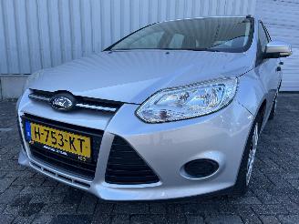 uszkodzony samochody osobowe Ford Focus Focus 3 Wagon Combi 1.0 Ti-VCT EcoBoost 12V 100 (M2DA(Euro 5)) [74kW] =
 (02-2012/05-2018) 2013/11