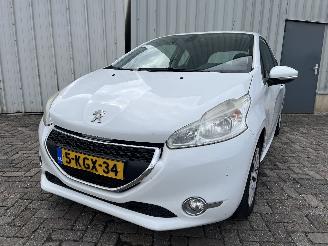 Damaged car Peugeot 208 208 I (CA/CC/CK/CL) Hatchback 1.2 Vti 12V PureTech 82 (EB2F(HMZ)) [60k=
W]  (03-2012/12-2019) 2013/4