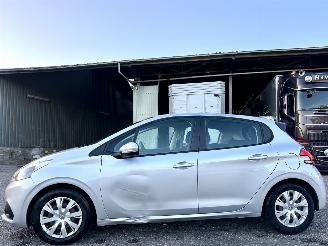 skadebil auto Peugeot 208 1.2 PureTech 82pk BlueLion 5drs - 86dkm nap - navi - cruise - pdc - airco - aux - usb - touchscreen - facelift 2018/2