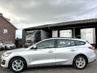 Voiture accidenté Ford Focus Wagon 1.0 EcoB Hybrid 135pk 6-bak Con - 97dkm nap - navi - airco - cruise - pdc - line + front assist - lmv 2022/12