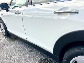 Mini Clubman Cooper 1.5T 136pk 6-traps aut - pano - nap - 1e eig - keyless entry + start - line assist - clima + cruise contr picture 71