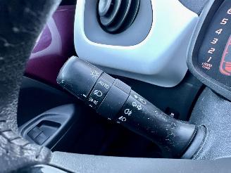 Peugeot 108 1.0 e-VTi 69pk Première CabrioTop - nap - camera - keyless entry + start - elektr dak - clima - cruise - carplay picture 13