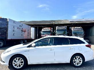 uszkodzony samochody osobowe Toyota Auris Touring Sports 1.8 Hybrid 123pk aut Lease pro - pano - nap - front + line + park assist - keyless entry + start - stoelverw 2015/12