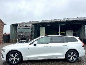 damaged passenger cars Volvo V-60 2.0 B3 Hybrid 8-traps aut Momentum - 49dkm nap - navi - camera - leer - stoel + stuurverw - CarPlay 2021/1