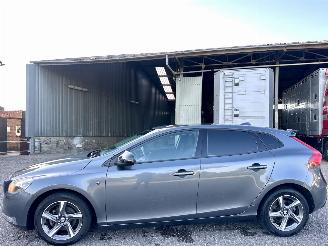 Unfallwagen Volvo V-40 1.6 D2 114pk 6-bak Momentum - navi - camera - velgen - sfeerverl - getint glas - pdc - rijdbaar 2013/6