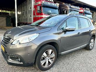 skadebil auto Peugeot 2008 1.2 PureTech 82pk aut + f1 Allure - 33dkm nap - 1e eig - navi - pdc v+a - lmv - clima + cruise 2015/5