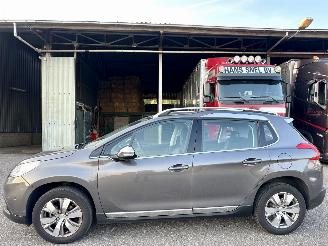 Coche accidentado Peugeot 2008 1.2 PureTech 82pk aut + f1 Allure - 33dkm nap - 1e eig - navi - pdc v+a - lmv - clima + cruise 2015/5