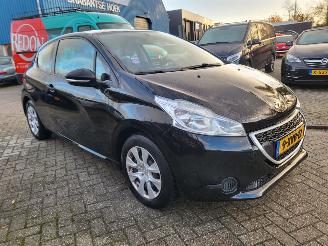 uszkodzony samochody osobowe Peugeot 208 1.0 VTi Access COOL  2E eigenaar motor loopt op 2 cil ,rijdt nog wel (ZIE 3E FOTO) 2014/10