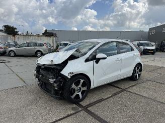 krockskadad bil auto Kia Rio 1.2 CVVT ExecutiveLine 2015/8