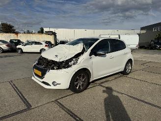 Damaged car Peugeot 208 1.2 pure tech Style 2015/1
