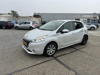 krockskadad bil auto Peugeot 208 1.2 VTI Envy 2014/10