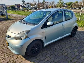 skadebil auto Toyota Yaris 5 Deurs Nieuwe apk 2005/10