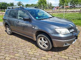 damaged passenger cars Mitsubishi Outlander 2.0 Benzine 2 wheel drive 2007/3