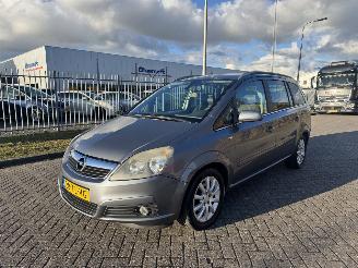 krockskadad bil auto Opel Zafira 1.6 77Kw 7-Persoons - Airco - Navi 2006/11