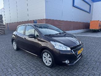 Damaged car Peugeot 208 1.2 VTi 60Kw AIRCO 2013/3