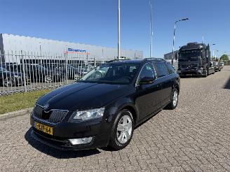 Damaged car Skoda Octavia 1.6 TDI 77Kw Clima - NAVI 2013/10