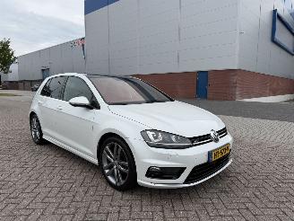 damaged passenger cars Volkswagen Golf TSI R-Line Clima - Navi 2016/1