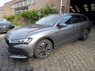 krockskadad bil auto Skoda Superb Combi 1.5 TSI iV 150kW Selection 2025/1
