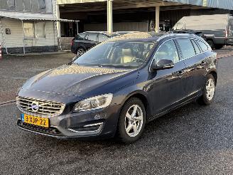 Schadeauto Volvo V-60 2.0 D4 Summum Dak Clima PDC 2014/8