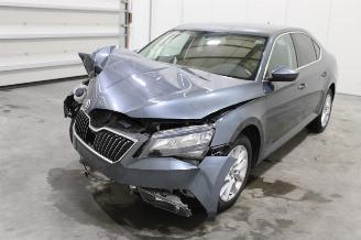 krockskadad bil auto Skoda Superb  2019/5
