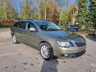 krockskadad bil auto Skoda Superb 1.6 TDI 77KW Pano Airco Navi 2015/1