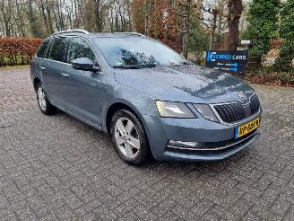 Vaurioauto  passenger cars Skoda Octavia 1.6 TDI Navi Stoelverw. 2017/6
