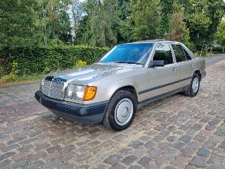 Damaged car Mercedes E-klasse 250d Aut. W124 Schuifdak 1989/6