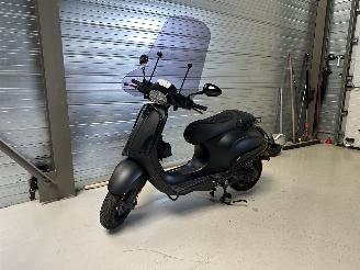 krockskadad bil bromfiets Vespa  SPRINT S CUSTOM MADE | LED MATRIX FULL OPTIONS MET BEUGELS 2023/8