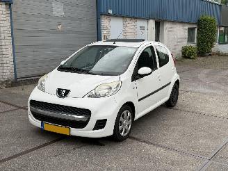 Vaurioauto  passenger cars Peugeot 107 1.0-12 V XS 5 deurs Airco! Opendak 2011/7