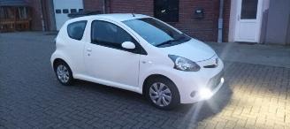 Vaurioauto  passenger cars Toyota Aygo 1.0-VVTi Airconditioning Navigatie Led-Dagrijverlichting Elektrische ramen Centrale vergrendeling met afstandsbediening Radio-Cd 2013/9