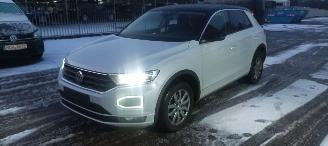 Voiture accidenté Volkswagen T-Roc 1.5-TSI 150pk R-Line Design Navi Full-Led koplampen Led achterlichten Climatecontrol CruiseControl Stoelverwarming Lichtautomaat Privacyglas 2021/4
