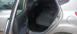 Kia Venga 1.6-16v 125pk Automatik Keyless-entry Climatecontrol Stoelverwarming Lichtautomaat Privacyglas leren stuurwiel met radio bediening armsteun voor Links& Rechts Trekhaak Mistlampen Parkeersensoren achter 16-inch Kia velgen picture 12