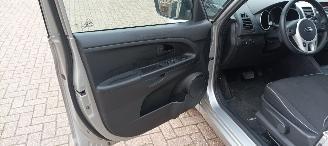 Kia Venga 1.6-16v 125pk Automatik Keyless-entry Climatecontrol Stoelverwarming Lichtautomaat Privacyglas leren stuurwiel met radio bediening armsteun voor Links& Rechts Trekhaak Mistlampen Parkeersensoren achter 16-inch Kia velgen picture 13