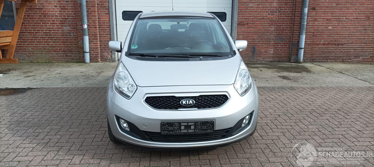 Kia Venga 1.6-16v 125pk Automatik Keyless-entry Climatecontrol Stoelverwarming Lichtautomaat Privacyglas leren stuurwiel met radio bediening armsteun voor Links& Rechts Trekhaak Mistlampen Parkeersensoren achter 16-inch Kia velgen