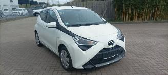 Damaged car Toyota Aygo X-Play 1.0-VVT-i 72pk Airco Led koplampen Led achterlichten Elek-ramen elektrische buitenspiegels centrale deurvergrendeling met afstandsbediening Hoogglans buiten design Deelbare achterbank 2018/9