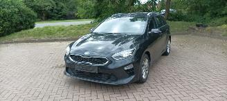 Avarii autoturisme Kia Ceed 1.6-CRDI 136pk Ceed Sportswagon Spirit Navi JBL-sound systeem Camera Leder Sportstoelen Memory Full-Led koplampen Led achterlichten Elektrische achterklep Keyless-entry Climatecontrol CruiseControl 4xStoelverwarming Blindspot Automatisch inparkeren chrome 2018/9