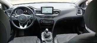 Kia Ceed 1.6 CRDI 136pk Navi Led koplampen Leder Sportstoelen-Memory  Climatecontrol Elektrische achterklep Achteruitrijcamera Led-Achterlichten CruiseControl 4xStoelverwarming Lichtautomaat picture 26