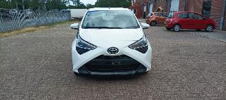 škoda osobní automobily Toyota Aygo Facelift 1.0-VVT-i 72pk Airco Led koplampen led achterlichten Leren stuurwiel Elektrische ramen Elektrische-spiegels met verwarming Centrale vergrendeling met afstandsbediening Hoogglans buiten design Deelbare achterbank getinte ruiten 2018/9