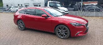 krockskadad bil auto Mazda 6 Sportswagon Automatik Navi Led koplampen led achterlichten Headup Leren Sportstoelen Memory keyless Entry Blindspot Drivelane cruisecontrol met radar Stoelverwarming Lichtautomaat Regensensor Bose Soundsystem 19-inch velgen trekhaak 2015/6